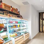 1Bd Penthouse With Stunning City & Water Views