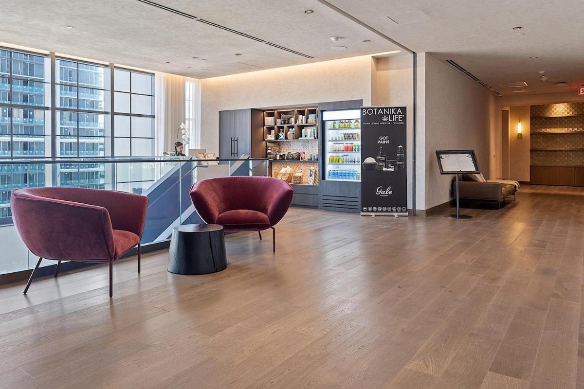 1bd Penthouse With Stunning & Water Views Apartment