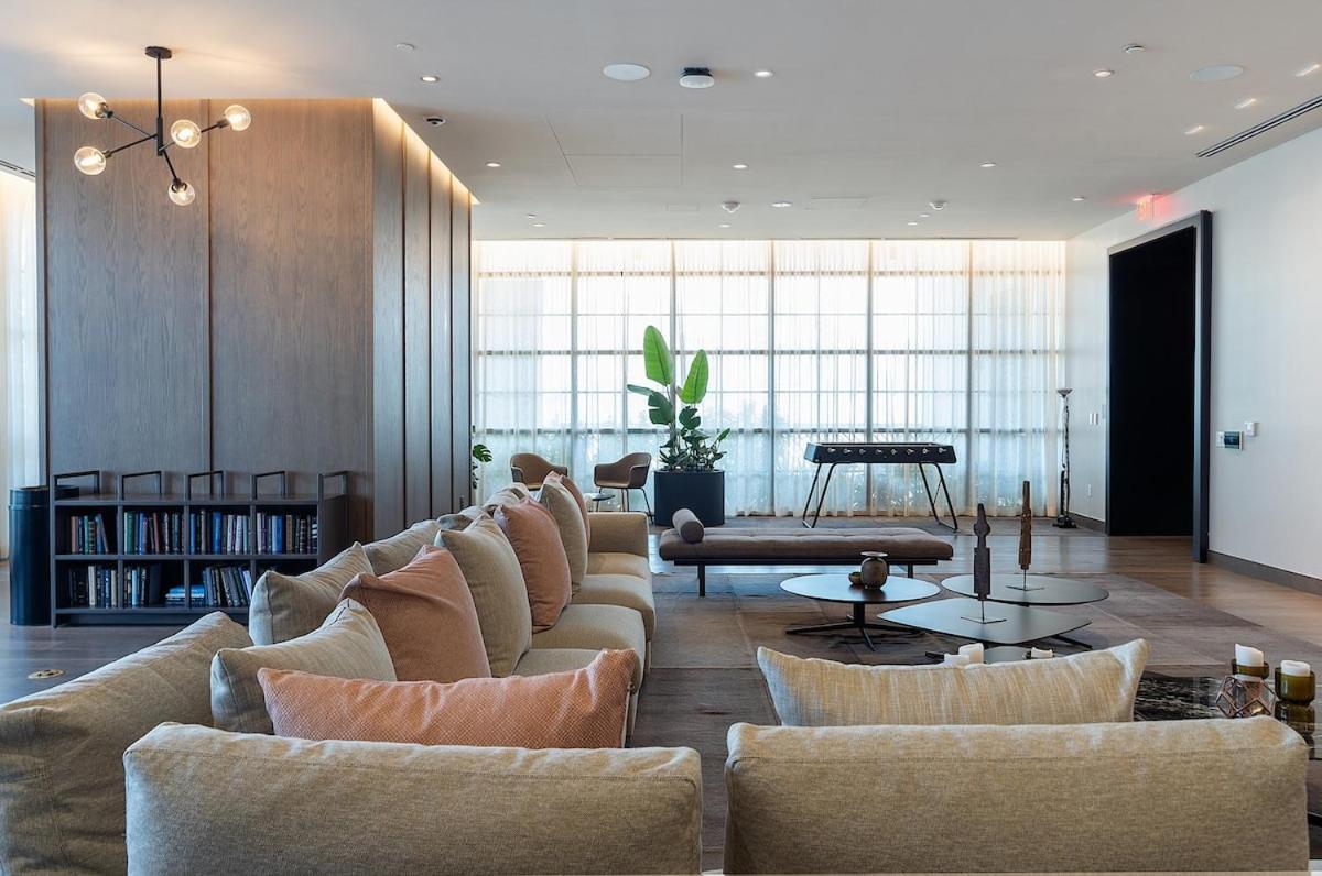 1bd Penthouse With Stunning & Water Views *