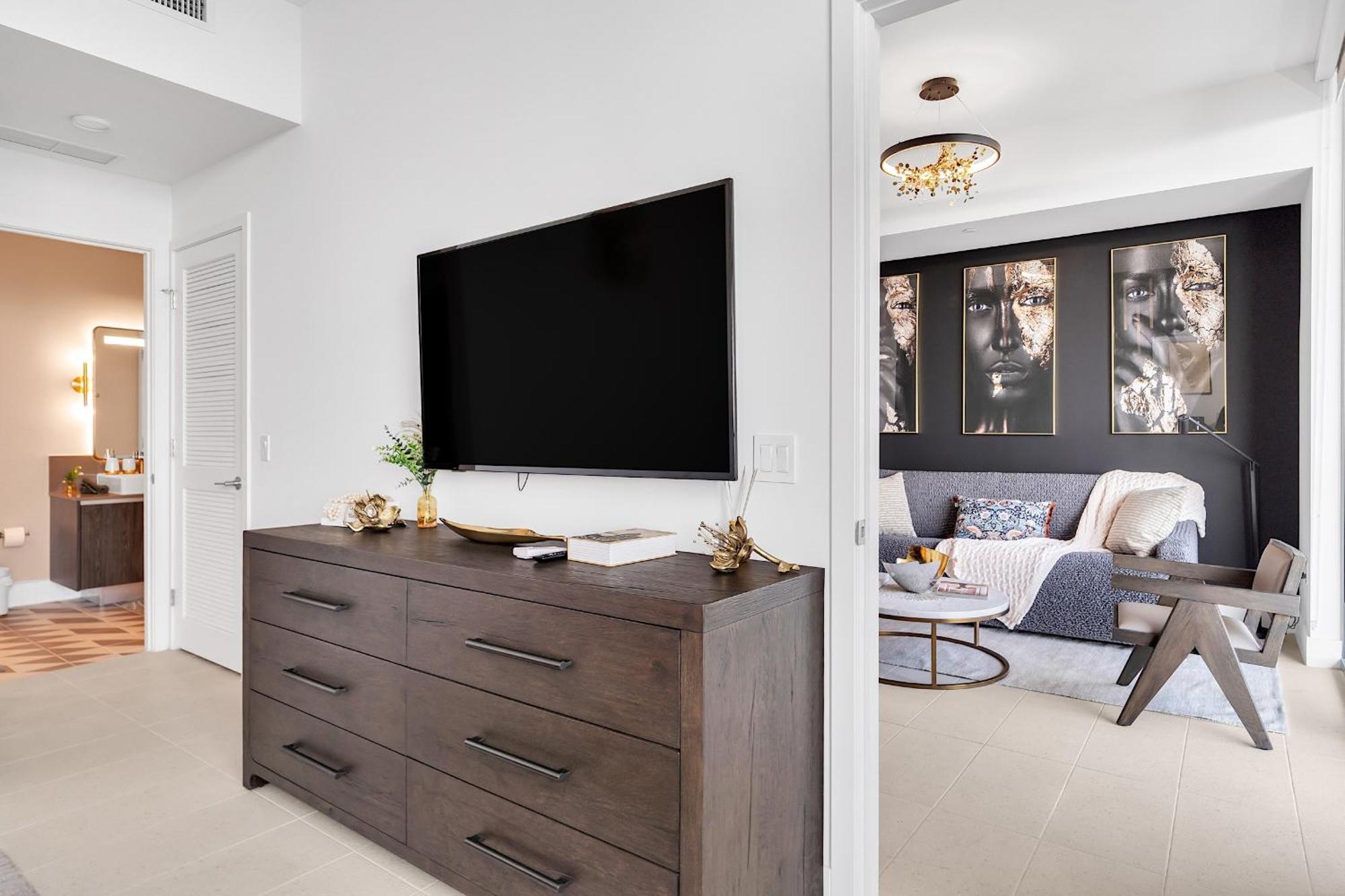 1bd Penthouse With Stunning & Water Views Apartment
