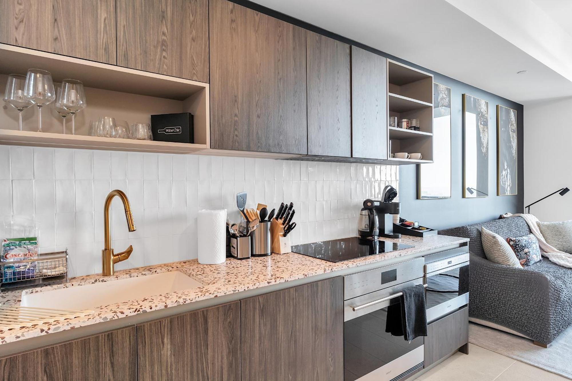 1bd Penthouse With Stunning & Water Views Apartment *