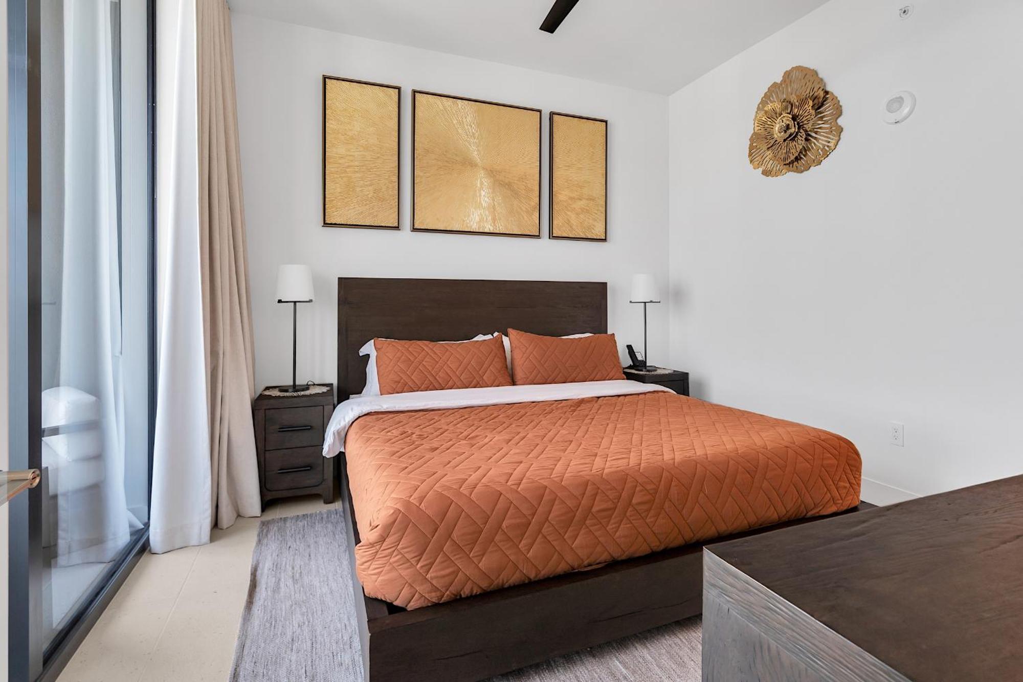 Apartment 1bd Penthouse With Stunning & Water Views *