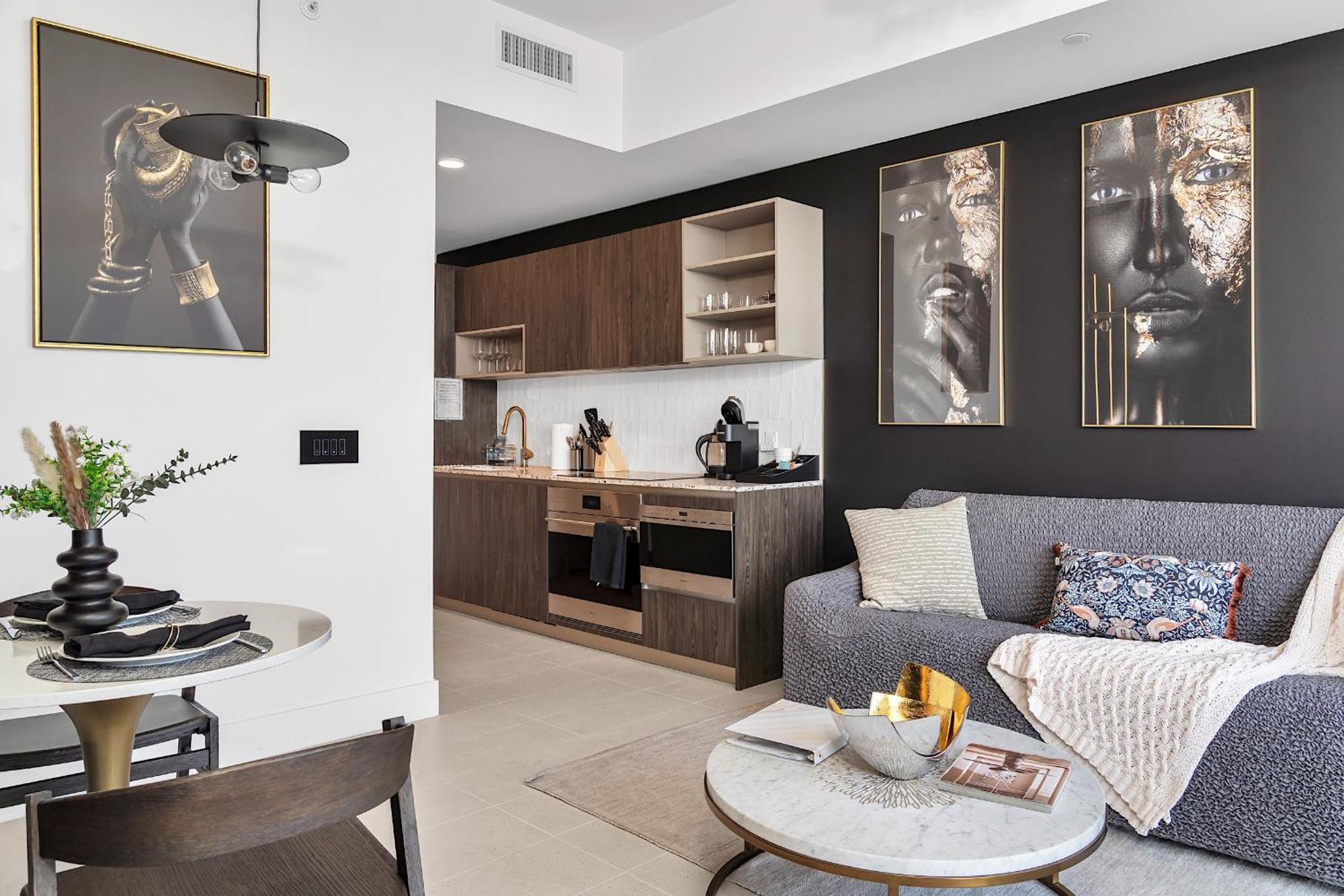 1bd Penthouse With Stunning & Water Views