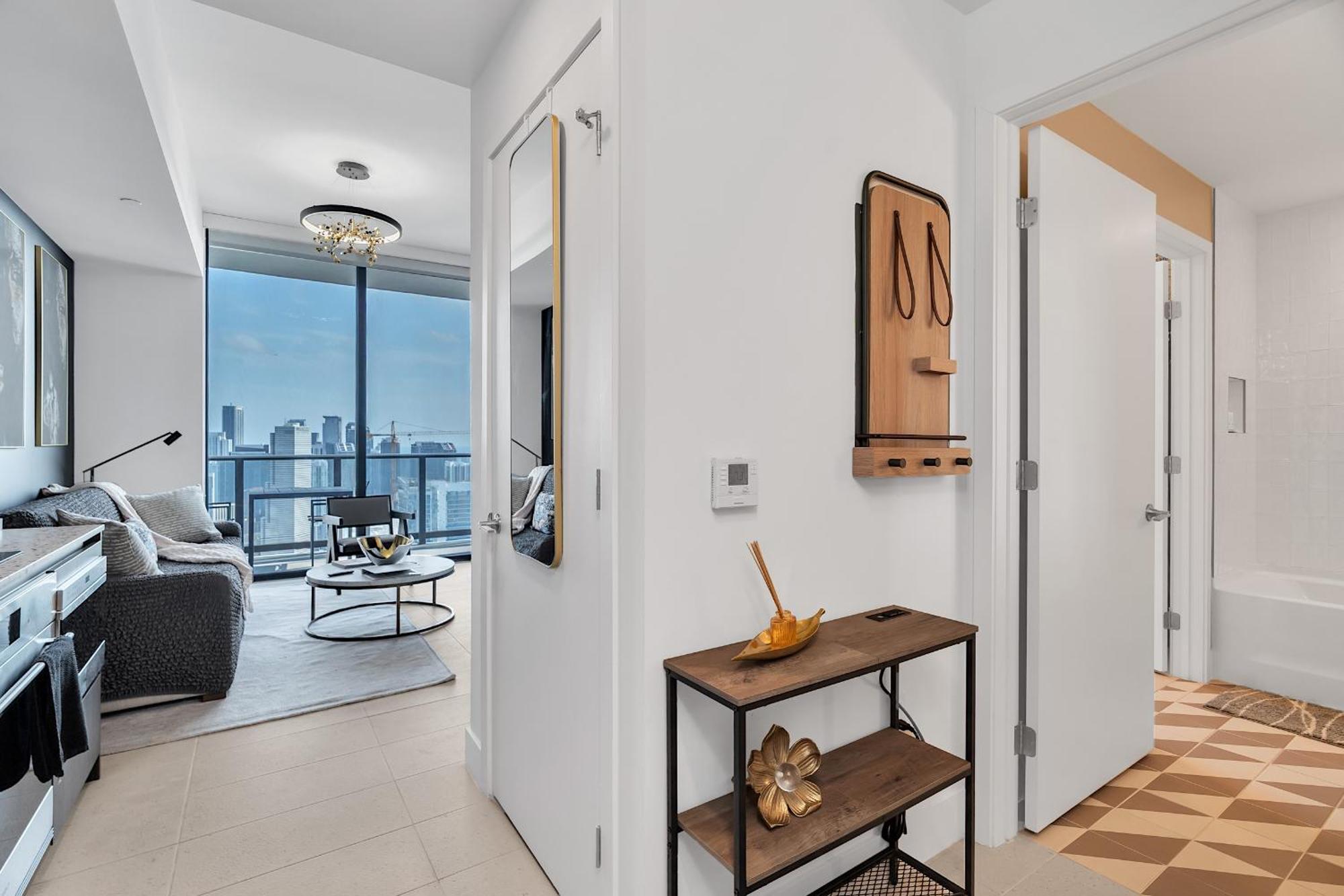 1bd Penthouse With Stunning & Water Views Apartment