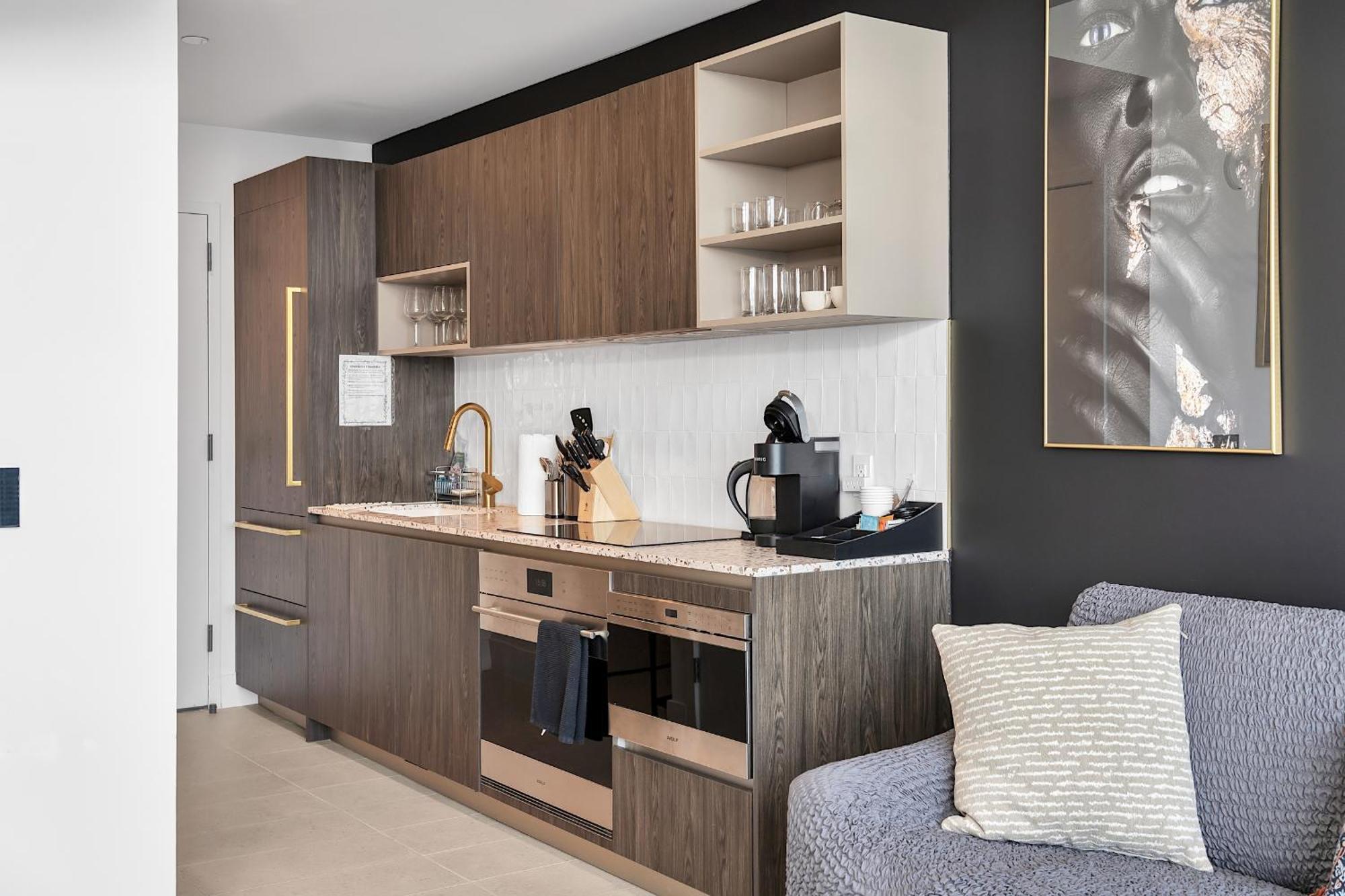 Apartment 1bd Penthouse With Stunning & Water Views
