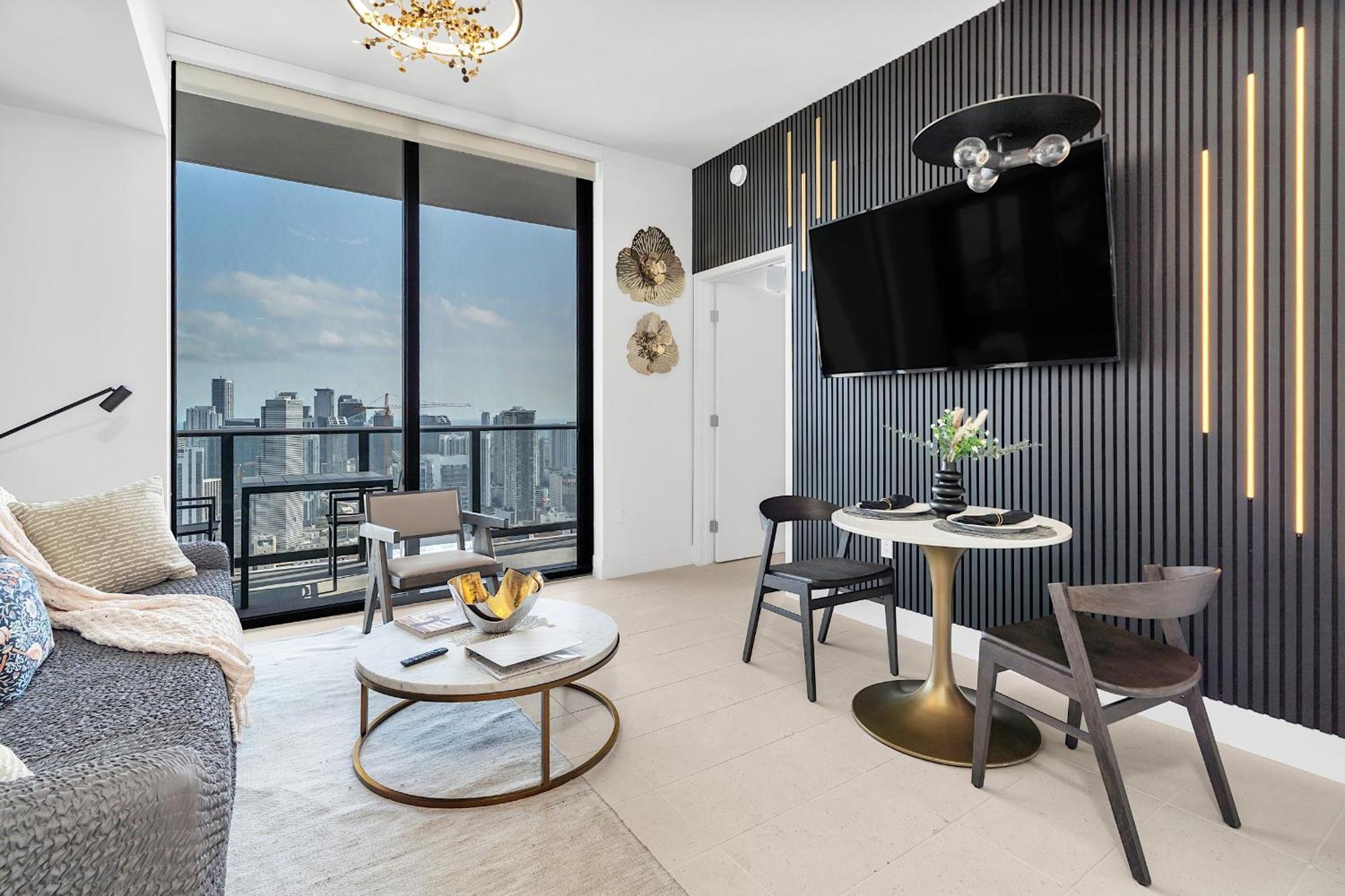 Apartment 1bd Penthouse With Stunning & Water Views *
